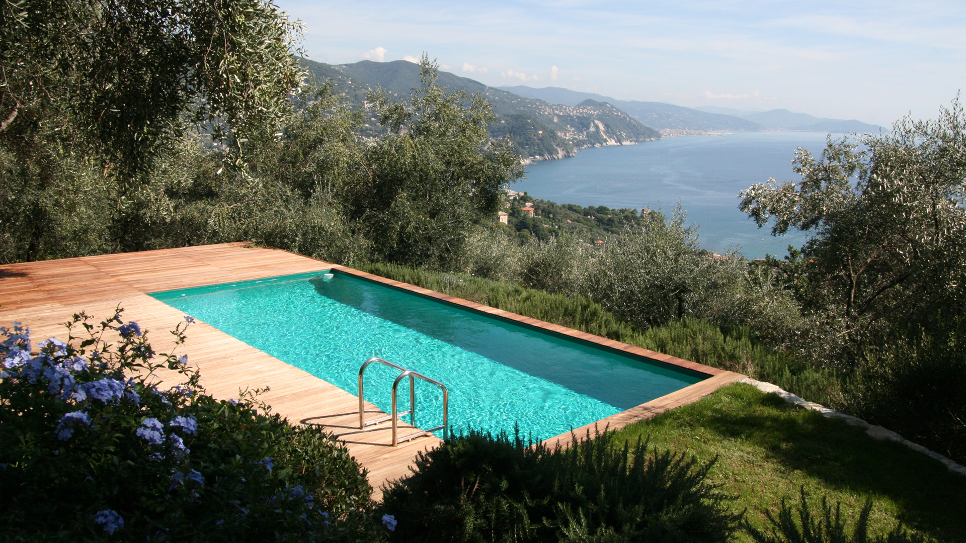 Piscina seminterrata a sfiori e con vista