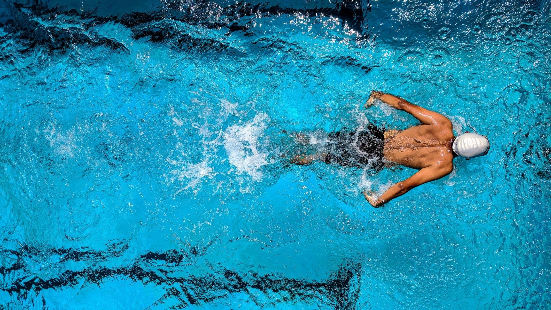 Nuoto controcorrente in piscina