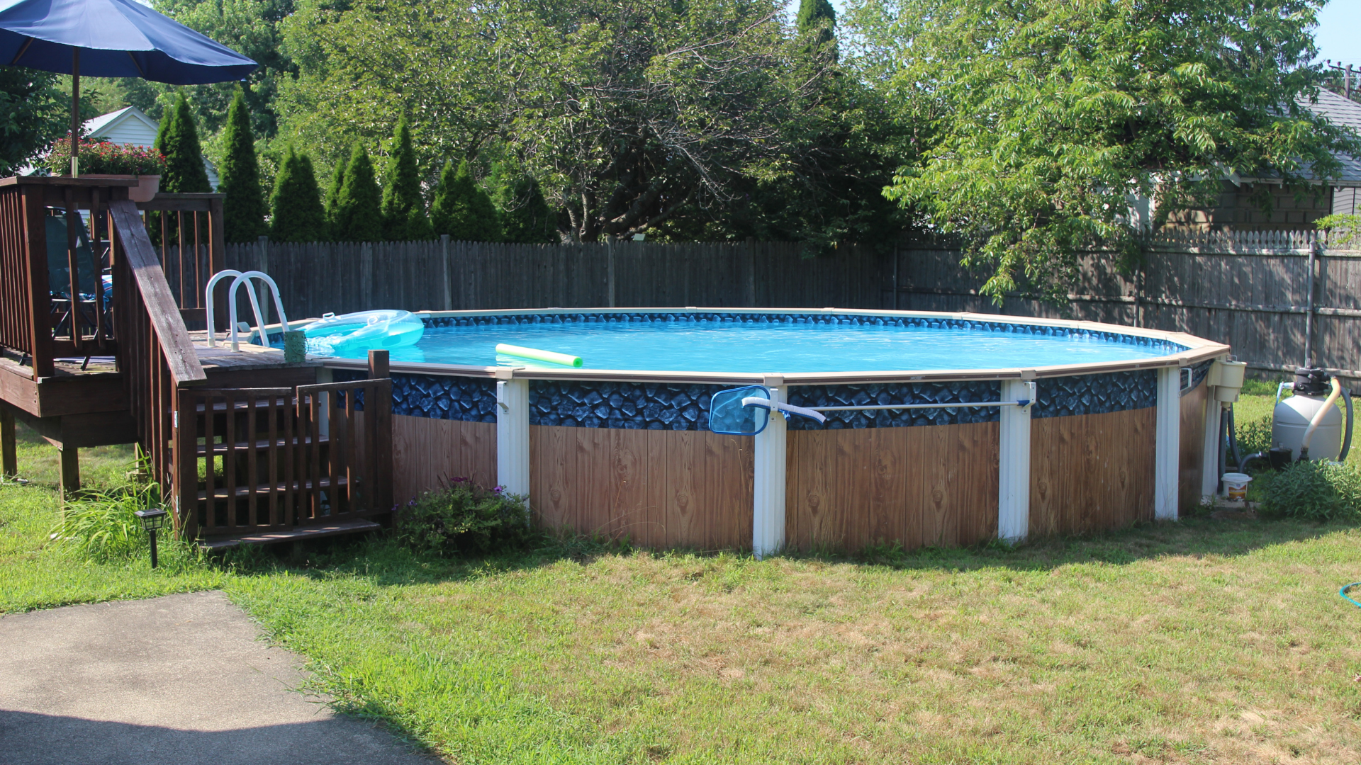 Piscina con muretto in legno