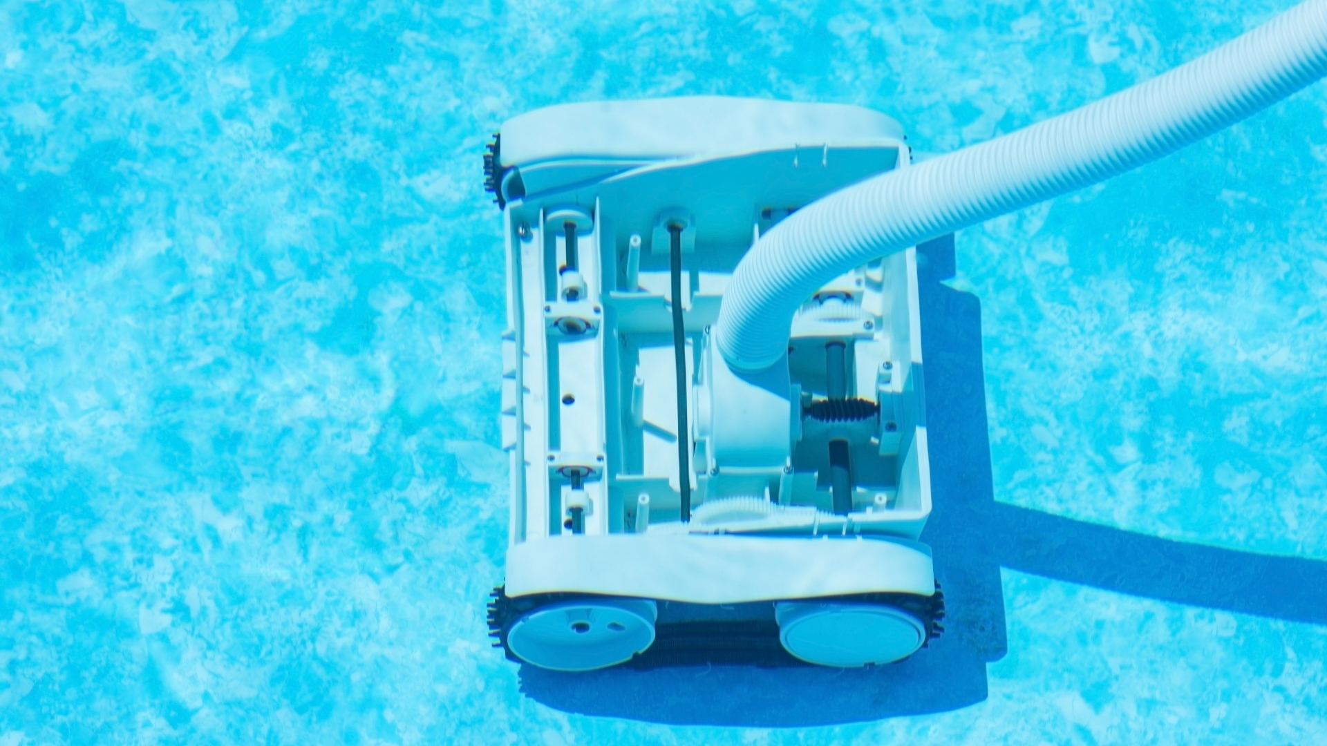 Robot da piscina durante fase di pulitura