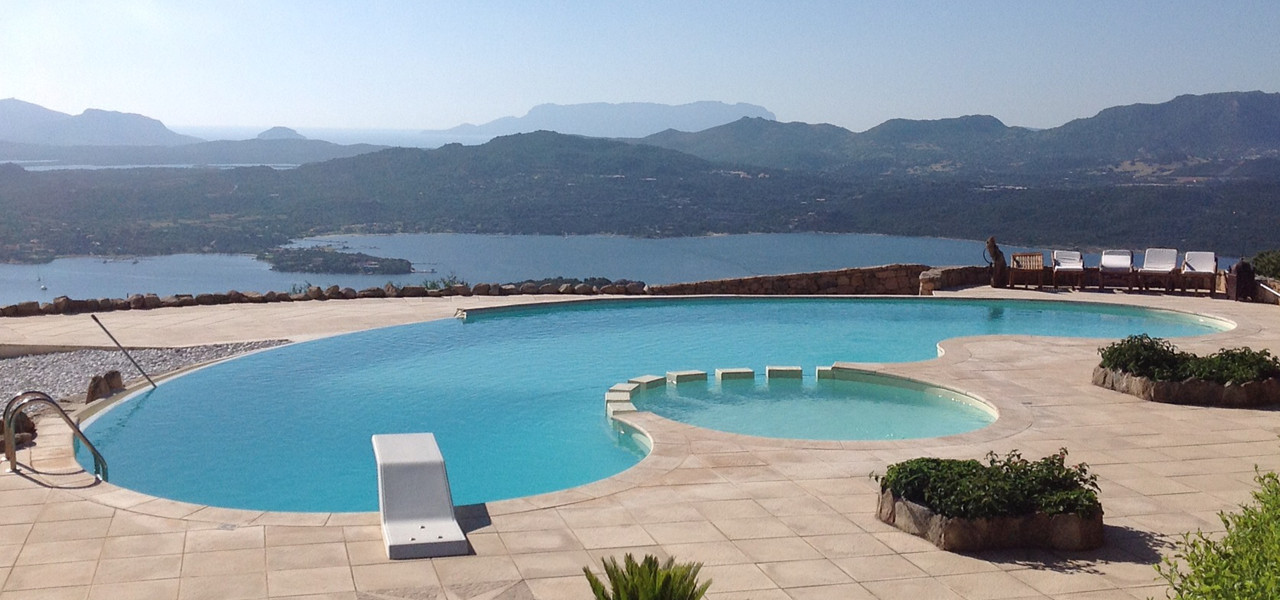 Piscina interrata con vista su mare e montagna