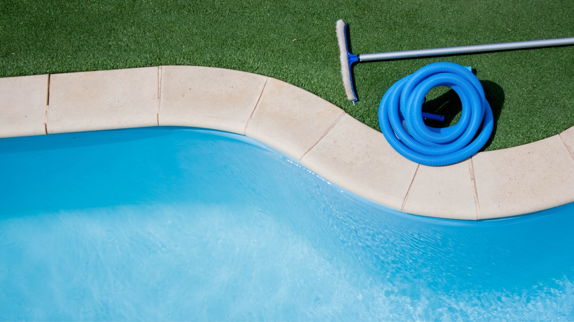 Come tenere pulita l'acqua della piscina: munirsi dei giusti attrezzi