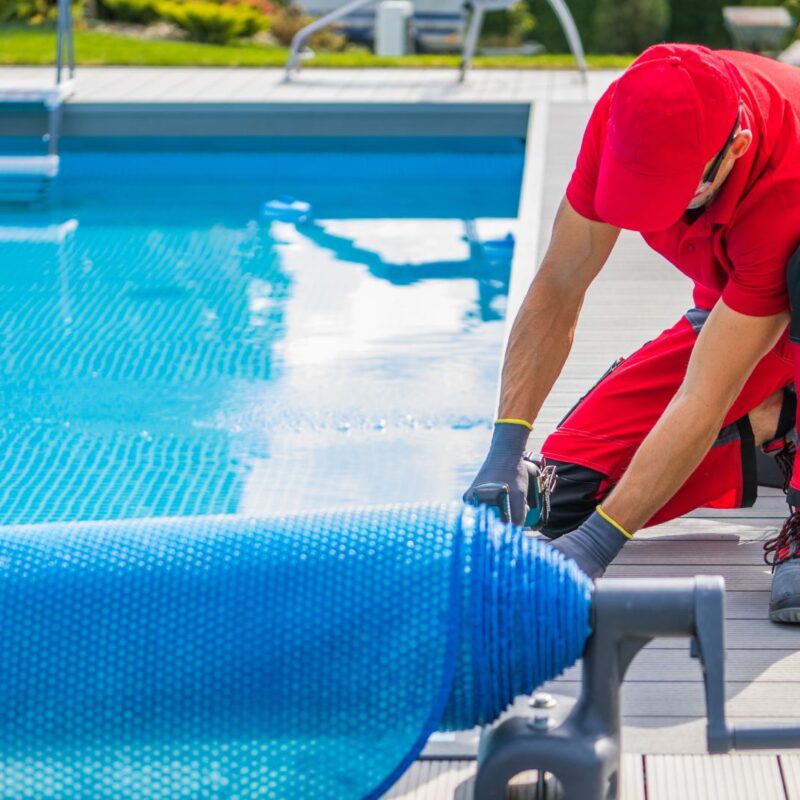 Uomo che esegue la manutenzione della piscina fuori terra