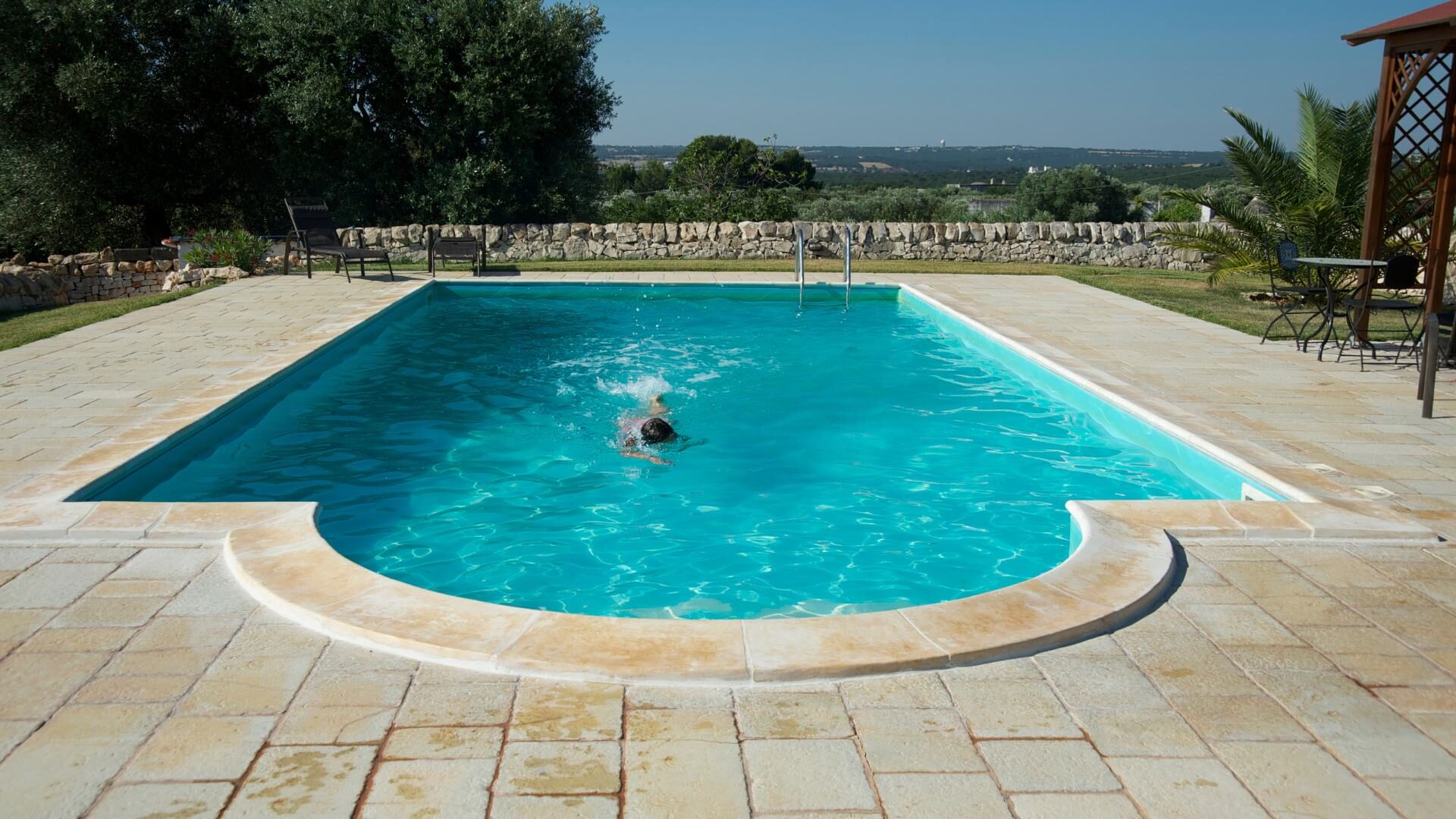 Persona che nuota in piscina