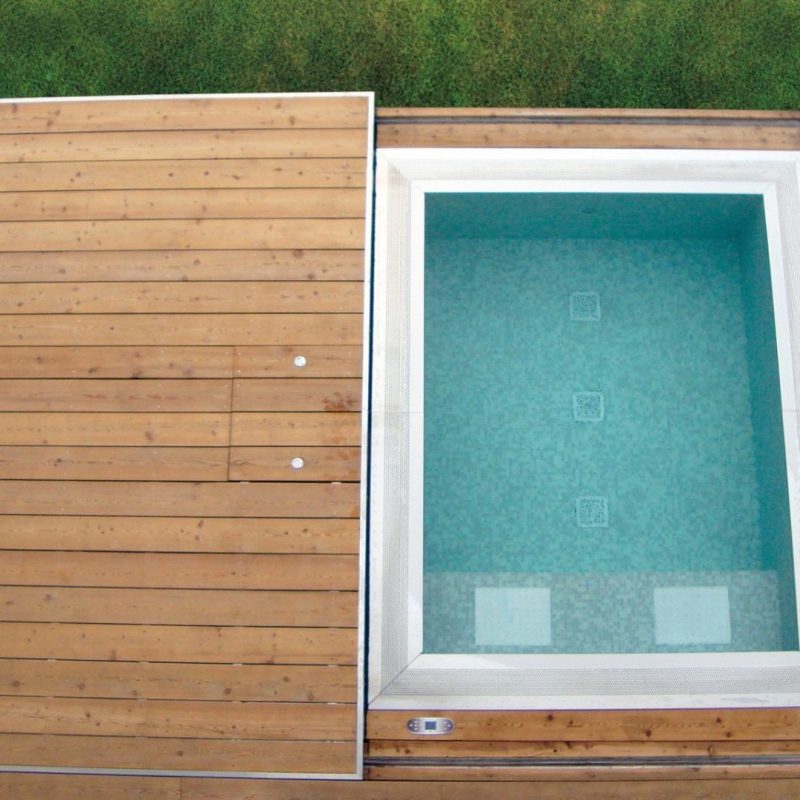 Piscina dall'alto con disk in legno