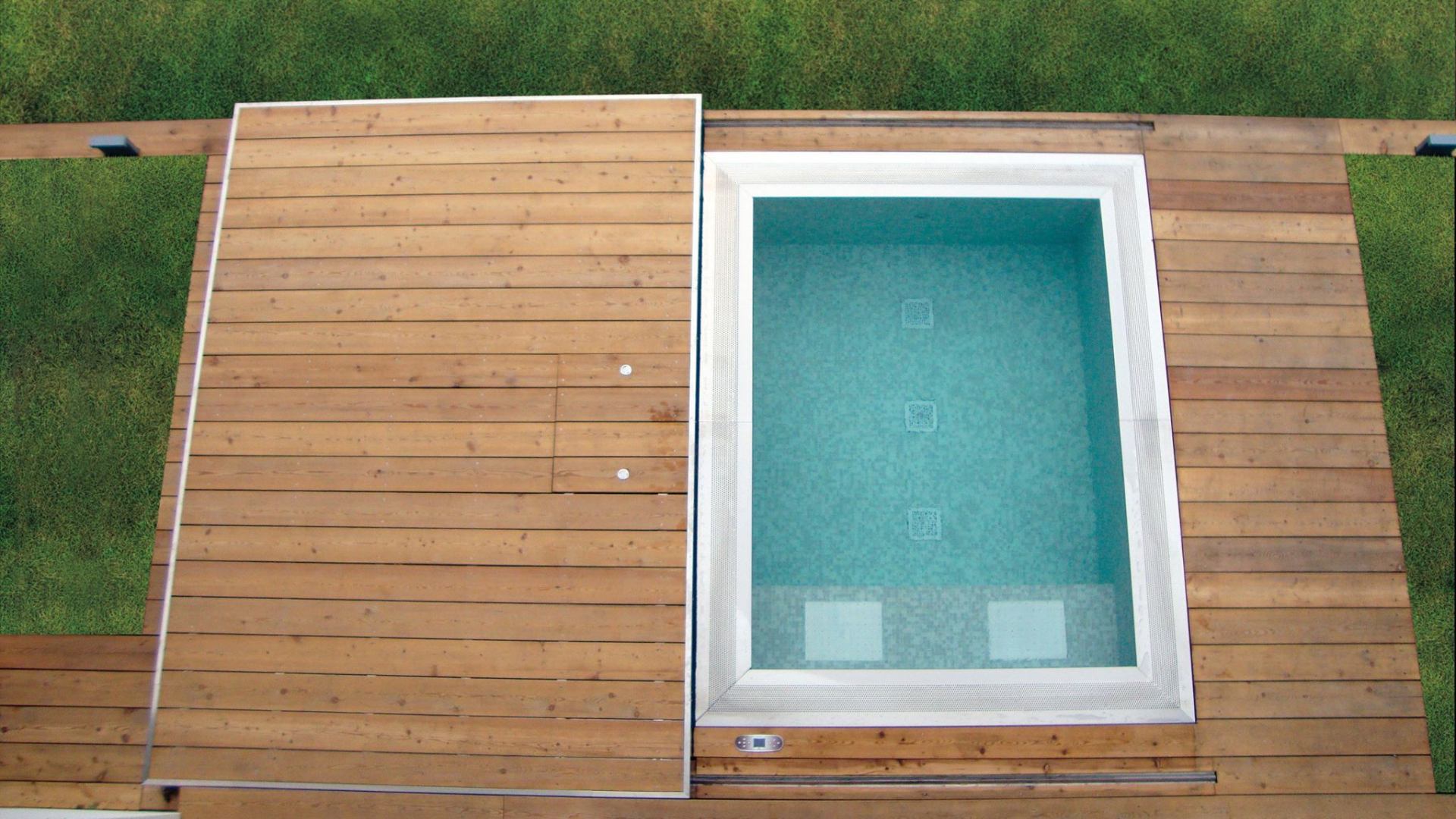 Piscina dall'alto con disk in legno