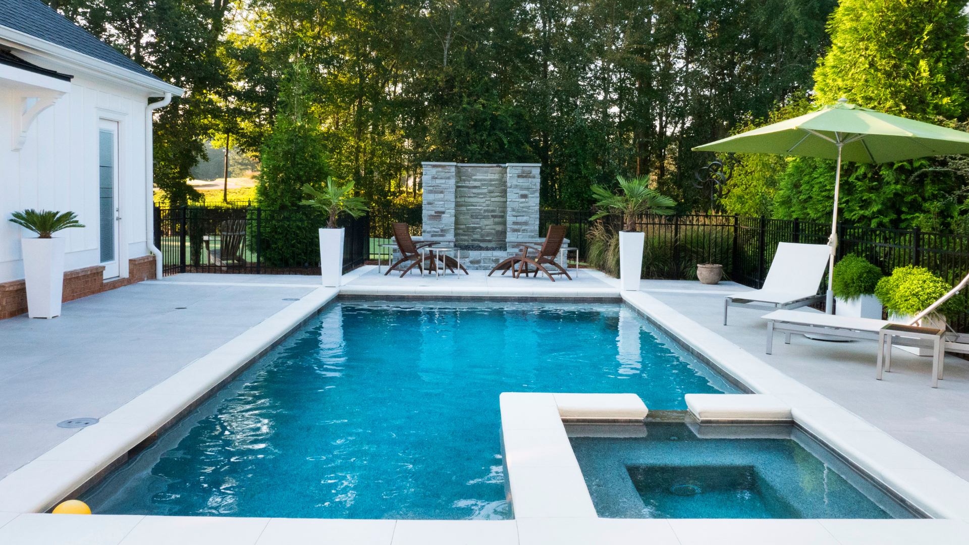 Piscina con solarium