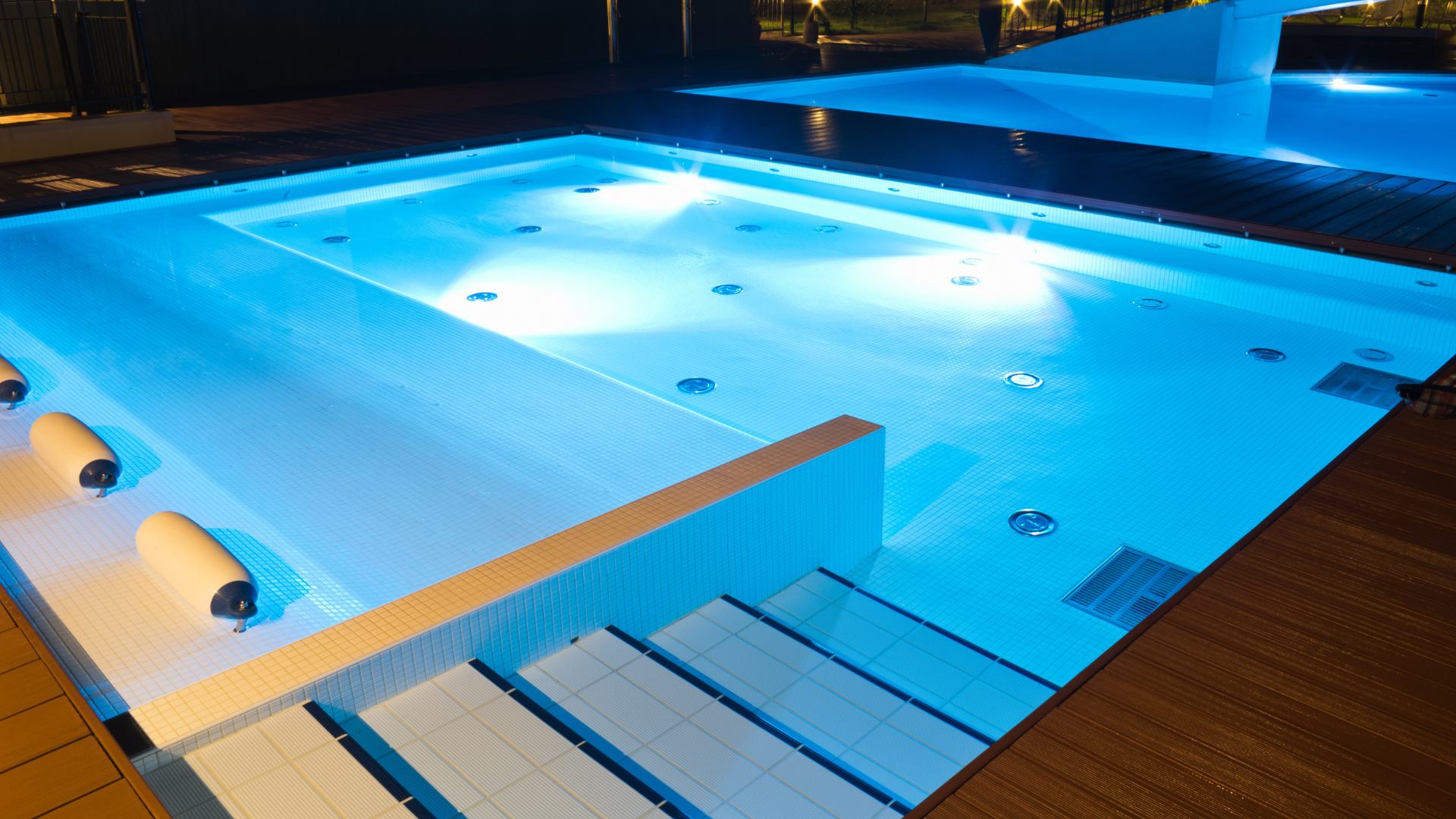 Illuminazione piscina esterna