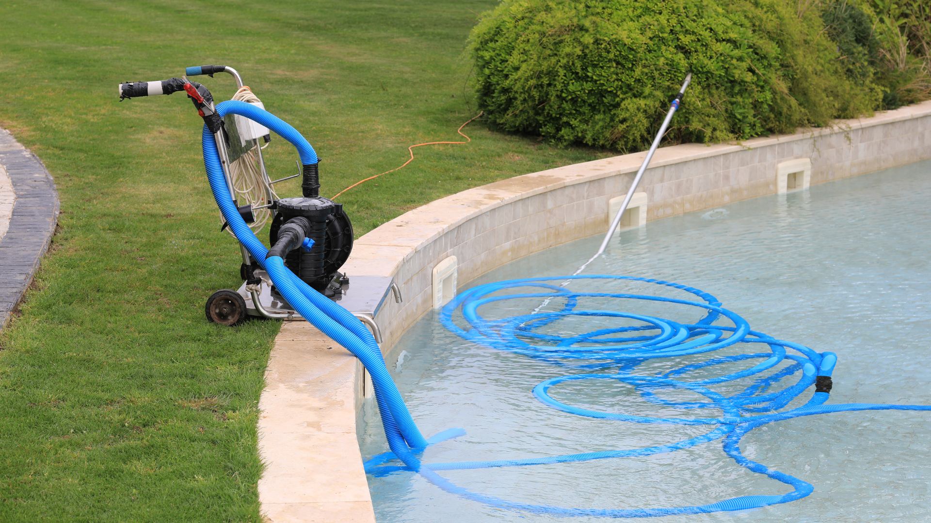 Consumo elettrico piscina: una pompa a sabbia in azione