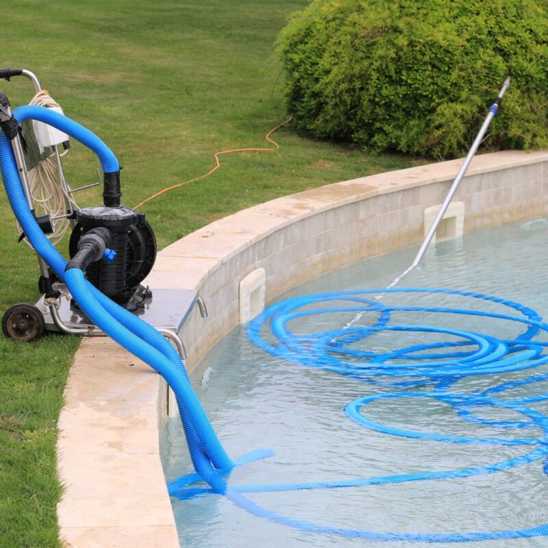 Pulizia piscina con robot pulitore