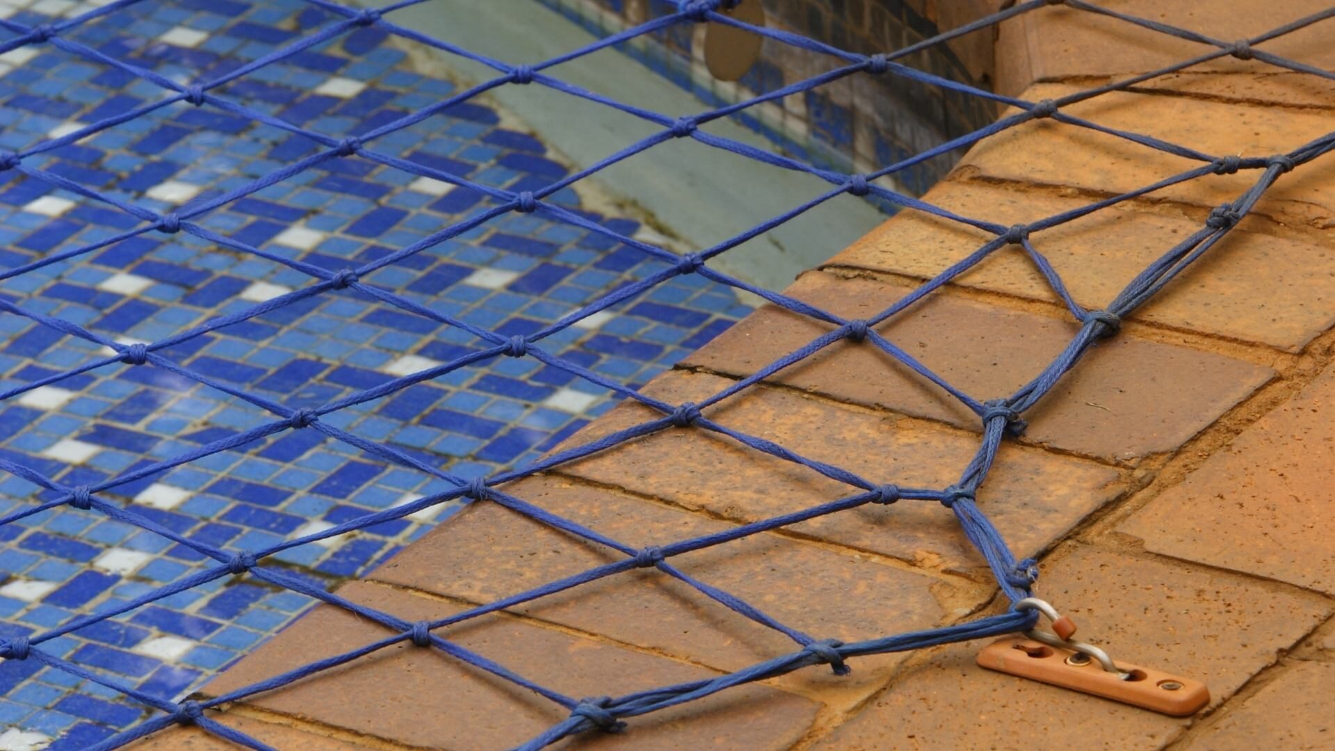 Come tenere pulita l'acqua della piscina: disporre una rete anti foglie